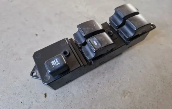 Mitsubishi L200 Quarter vent window switch MR587952