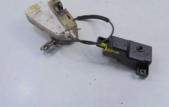 Ford Escort Rear door lock 95AGA264A26BC