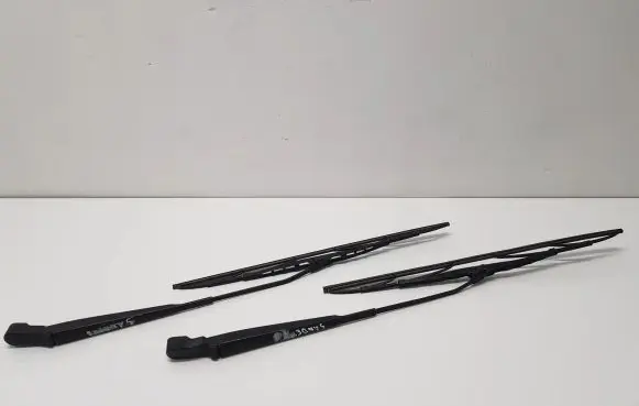 Dacia Sandero Front wiper blade arm 8200620437 8200620432