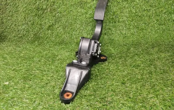 Hyundai Santa Fe Accelerator throttle pedal 327000W000