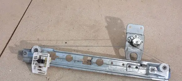 Rear door manual window regulator