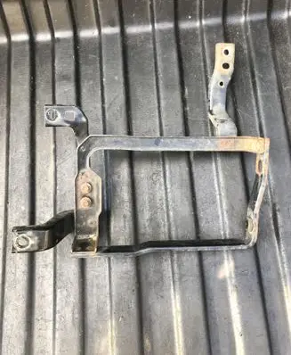 Radiator mount bracket