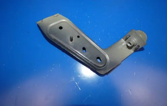 Volvo XC90 Fender mounting bracket