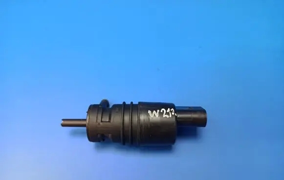 Mercedes-Benz E W212 Windscreen/windshield washer pump 2218690121