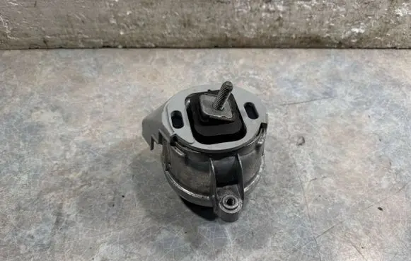 BMW M4 F82 F83 Engine mount bracket 2284818 22112284818