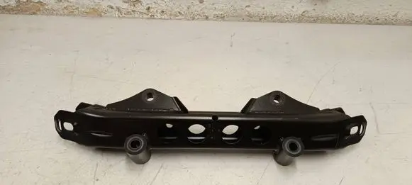 Engine mounting bracket