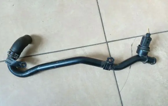 Volkswagen PASSAT B6 Engine coolant pipe/hose 5N0121070L