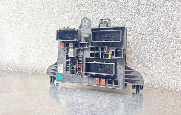 Opel Insignia A Fuse module 13277322 16370601209