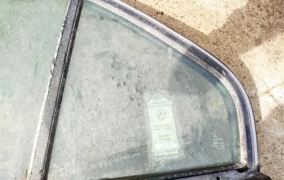 Rear vent window glass