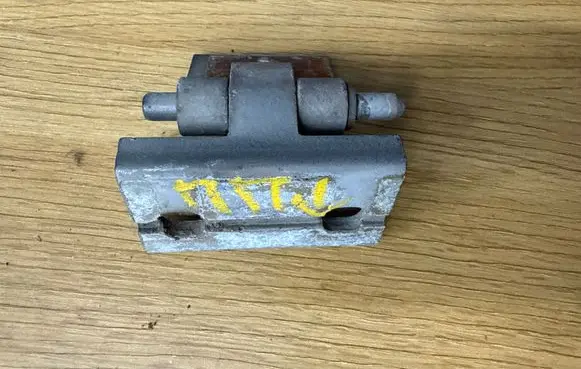 Volvo XC90 Front door lower hinge 