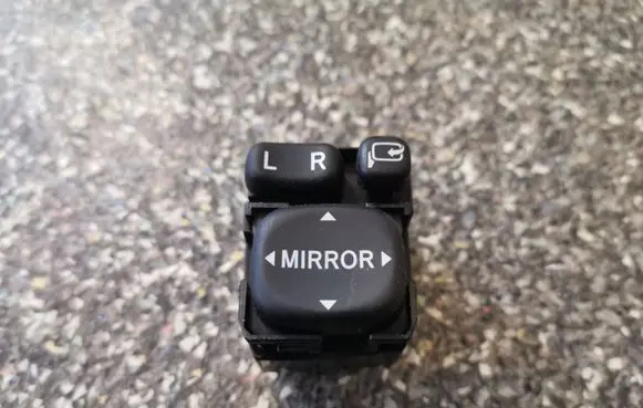 Toyota Avensis T250 Wing mirror switch 183575
