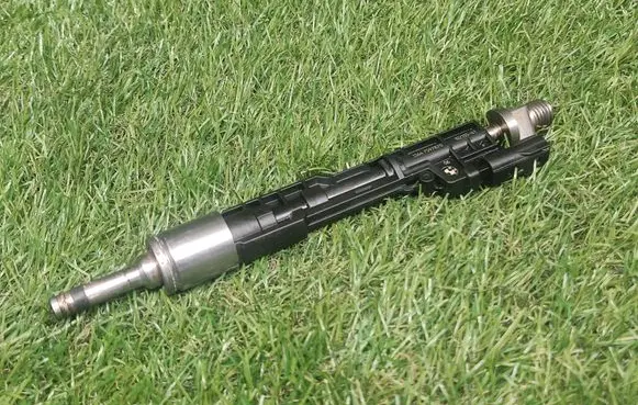 BMW 5 F10 F11 Fuel injector 7597870 13647597870 0261500109