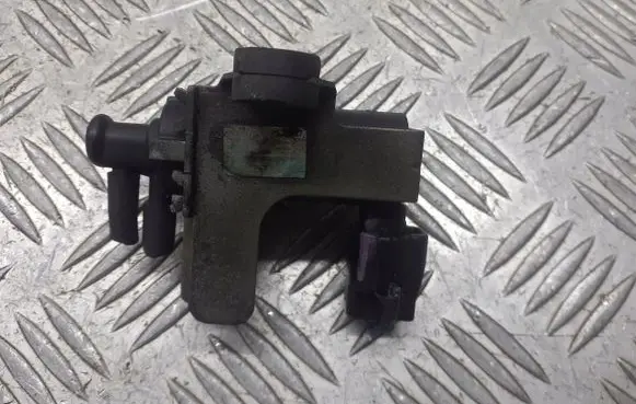 Toyota Yaris Valve vacuum 25819-33030