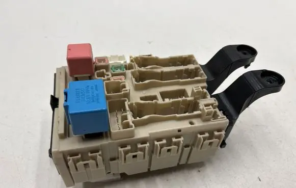 Toyota Avensis T270 Fuse module 301083L12