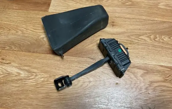 BMW 5 E60 E61 Rear door check strap stopper 7176805