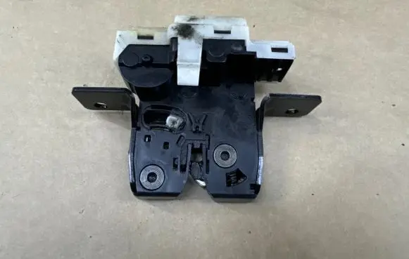 Loading door lock