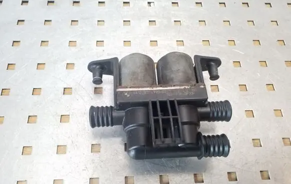 BMW 5 E39 Coolant heater control valve 6412837499502