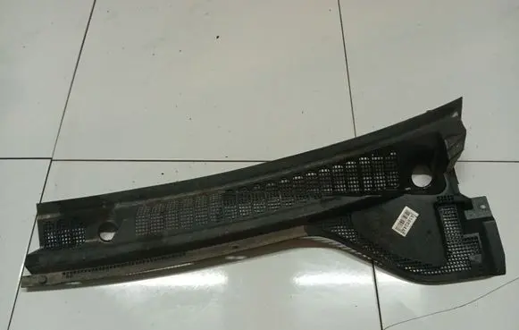 Mitsubishi Endeavor Wiper trim MR557811