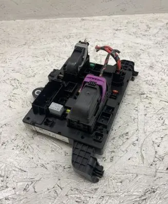 Opel Zafira C Relay mounting block 13368651