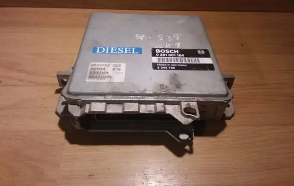 BMW 5 E34 Engine control unit/module 0281001184 2244735