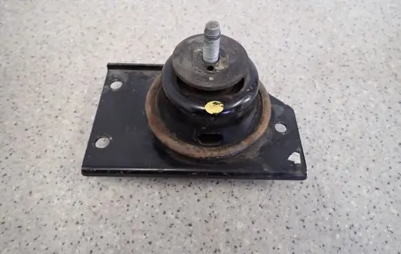 Engine mount vacuum valve