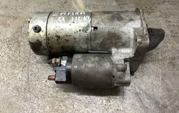 Opel Zafira B Starter motor 55352882