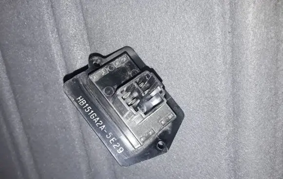 Mazda 626 Heater blower motor/fan resistor HB151GA2A5E29