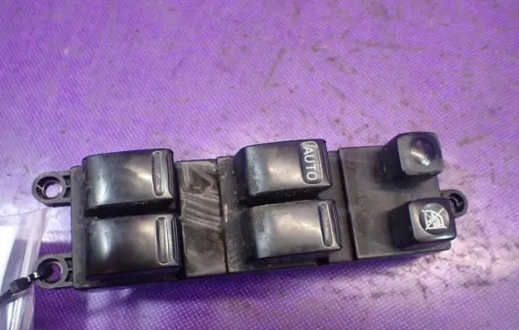 Nissan Primera Quarter vent window switch 25401AV640