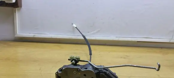 Opel Astra J Front door lock 09K101 3023881