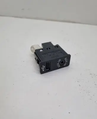 BMW X6 E71 USB socket connector 9237654