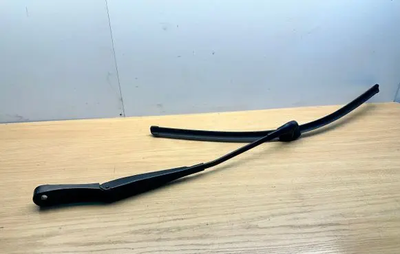 Front wiper blade arm