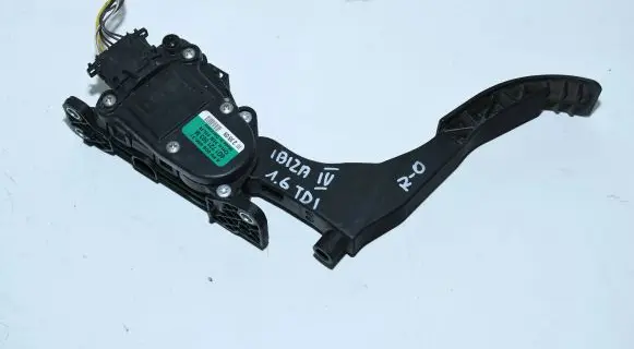 Accelerator throttle pedal