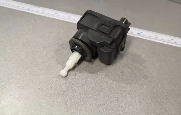 Volvo S40, V40 Headlight level adjustment motor 00728232