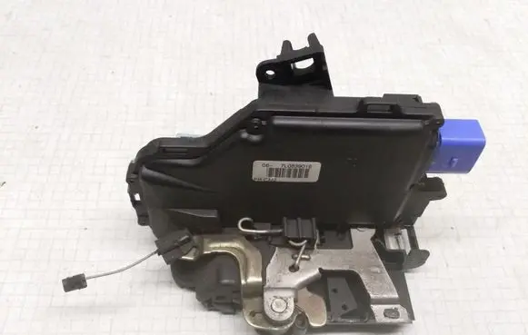 Volkswagen Golf V Rear door lock 7L0839016