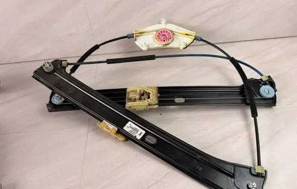 Volkswagen Touran III Front window lifting mechanism without motor 5TA837462