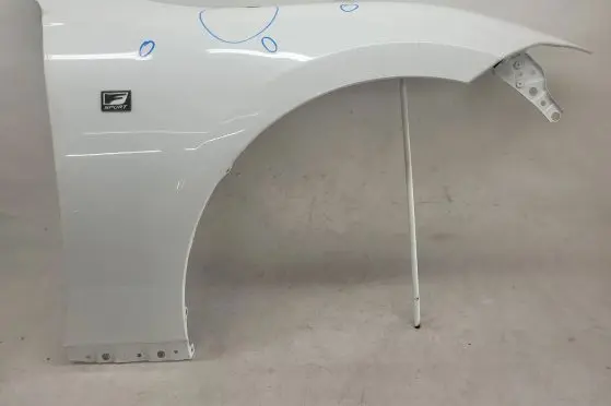 Lexus LS V Fender 