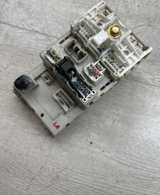 Toyota RAV 4 (XA20) Fuse module 8273342080 1E250241