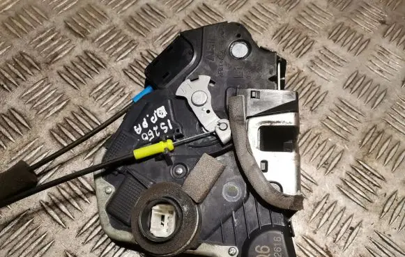 Lexus IS 220D-250-350 Front door lock