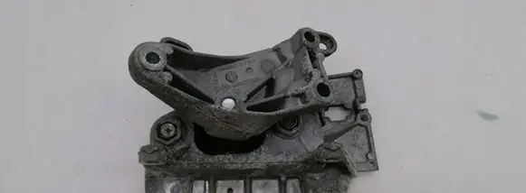 Nissan Juke I F15 Gearbox mounting bracket