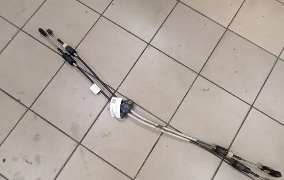 Volvo V40 Gear shift cable linkage 4YTA018