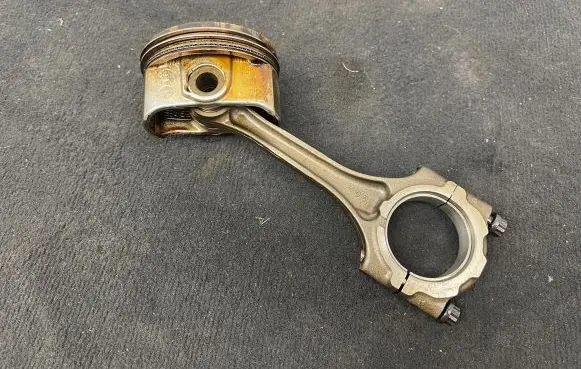 Lexus CT 200H Piston with connecting rod