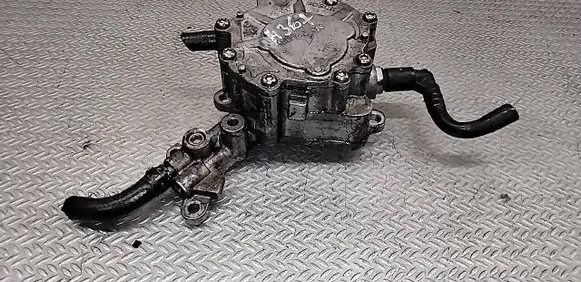 Volkswagen Golf V Vacuum pump 038145209M