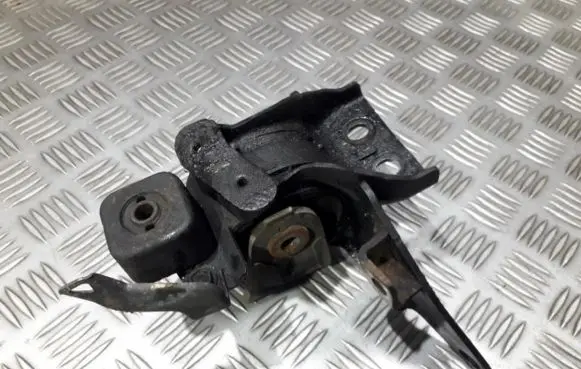 Toyota Corolla Verso E121 Engine mount bracket