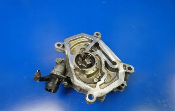 Mercedes-Benz A W176 Vacuum pump A1331800501
