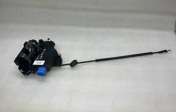 Volkswagen Golf VI Rear door lock 7L0839016D