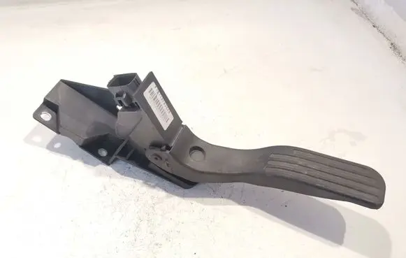 Ford Mondeo Mk III Accelerator throttle pedal 1S719F836AB 027100009999