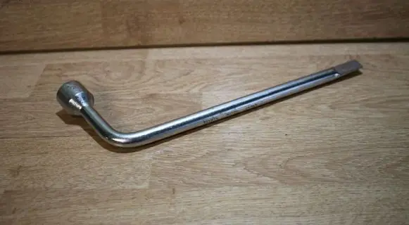 Toyota Avensis T250 Wheel nut wrench 
