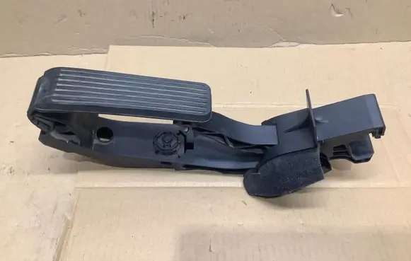 Mercedes-Benz E W211 Accelerator throttle pedal A2113000604 A2113010001