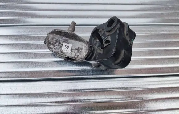 BMW 3 G20 G21 Muffler mount bracket/holder 8599406 82413561 8576996