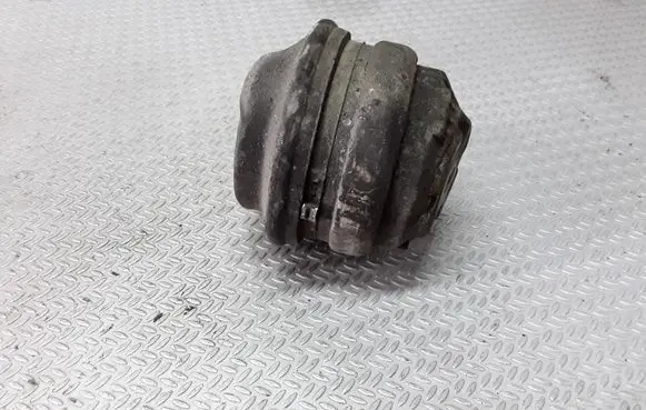 Mercedes-Benz S W220 Engine mount bracket